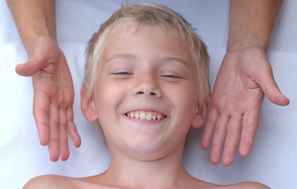 Счастливый ребёнок после массажа